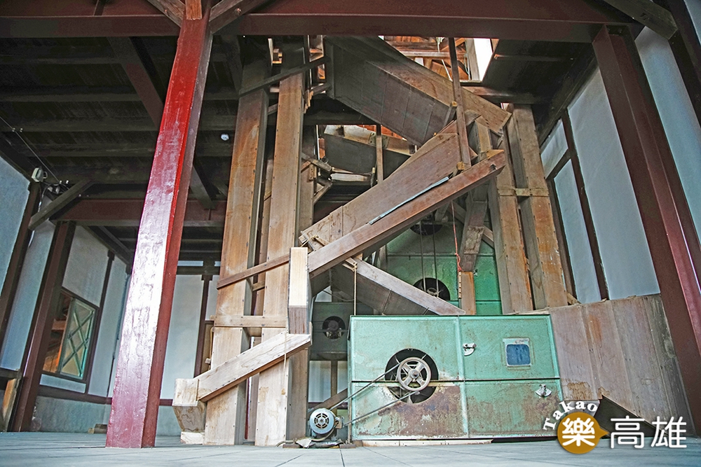 旗山碾米廠留下的木製機具，包括礱穀機、精米機，完整呈現當年現代化機電系統，運轉米穀進儲和碾米的一貫化作業。（攝影/曾信耀）