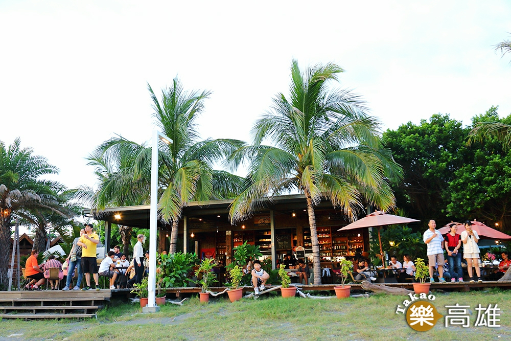 Cijin Sunset Bar旗津沙灘吧營造的南洋島嶼氛圍令人著迷。 （攝影/Carter）