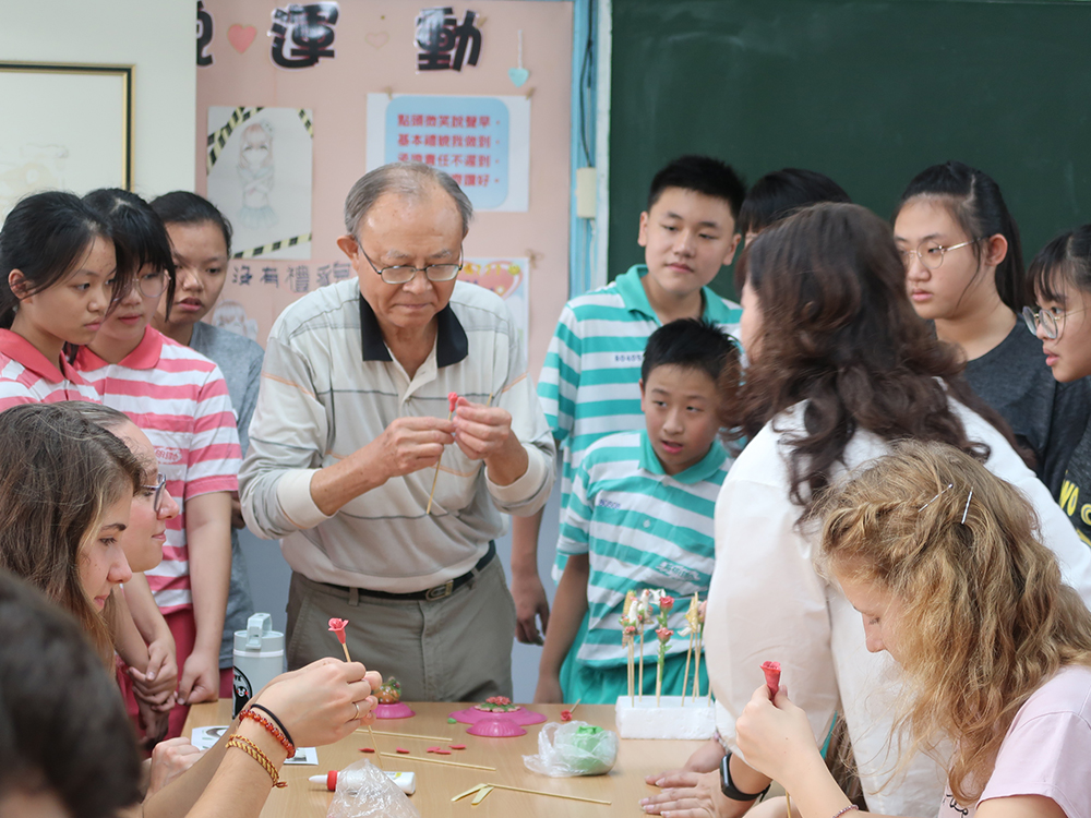 陳義進將民俗技藝捏麵人帶進校園，成為超熱門的鄉土文化社團。（圖片提供/英明國中）