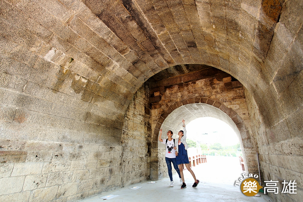 在拱門通道裡可以近距離看到城牆建築的痕跡。（攝影/Carter）