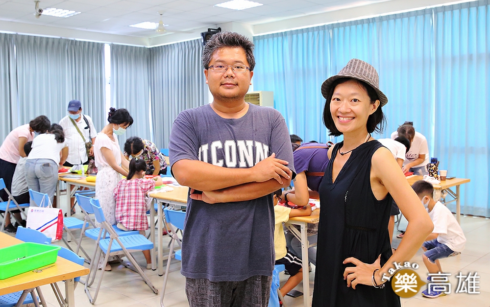 康康老師（右）與「魚博士」何宣慶（左）共同開發的「小小海洋研究員」課程，是少見又特殊的標本製作課。（攝影/Carter）