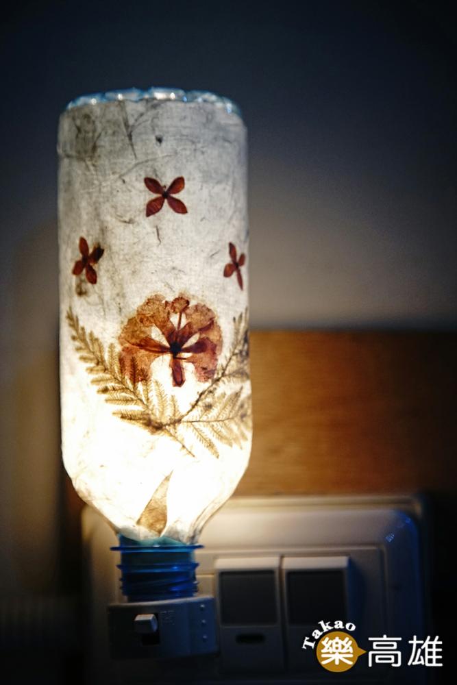 乾燥後的手抄紙加工製成小夜燈，點亮時似乎都能聞到淡淡香蕉味。（攝影/曾信耀）