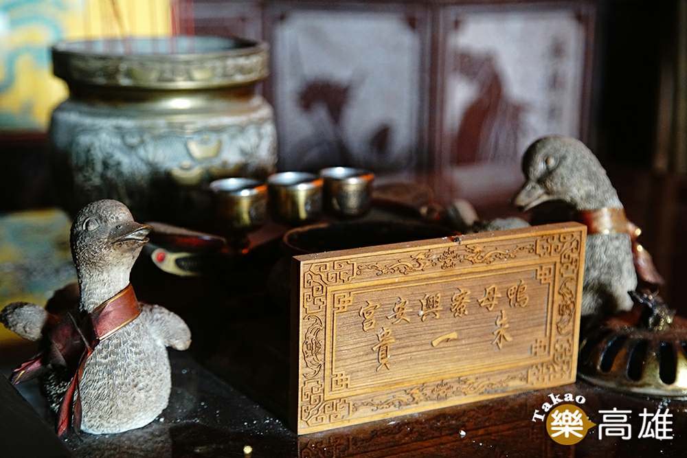 興安宮供桌供奉著木鴨與鴨蛋，看起來相當有趣。（攝影/曾信耀）