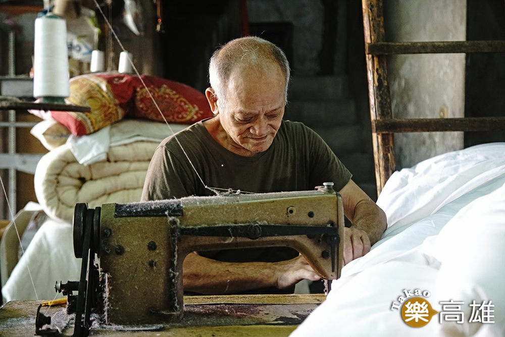 一床手工棉被通常都是一個棉被師傅，從開棉到車縫獨立完成。（攝影/曾信耀）