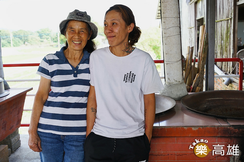 林滿金和二女兒邱嘉毓堅持手工製作柴燒年糕，傳遞阿嬤的古早味。（攝影/Cindy Lee）