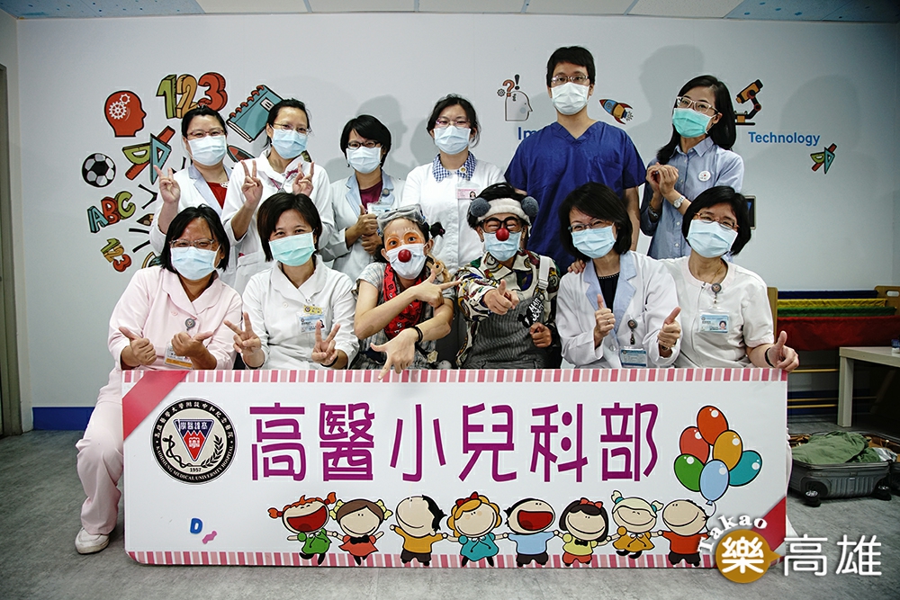高雄醫學大學校長鍾育志推動友善醫療，紅鼻子醫生在小兒科部扮演很重要的角色。（攝影/曾信耀）
