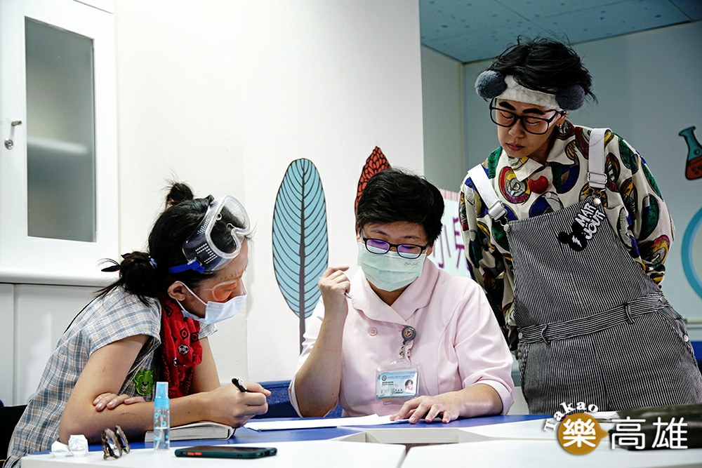 紅鼻子醫生工作流程中的病情記錄交班非常重要，包括病童性別、治療等，必須根據每位病童設計表演內容。（攝影/曾信耀）