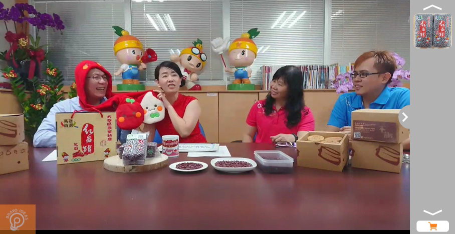 農業局長吳芳銘(左一)和主持人介紹大寮吉祥物紅豆妹和阿米哥。