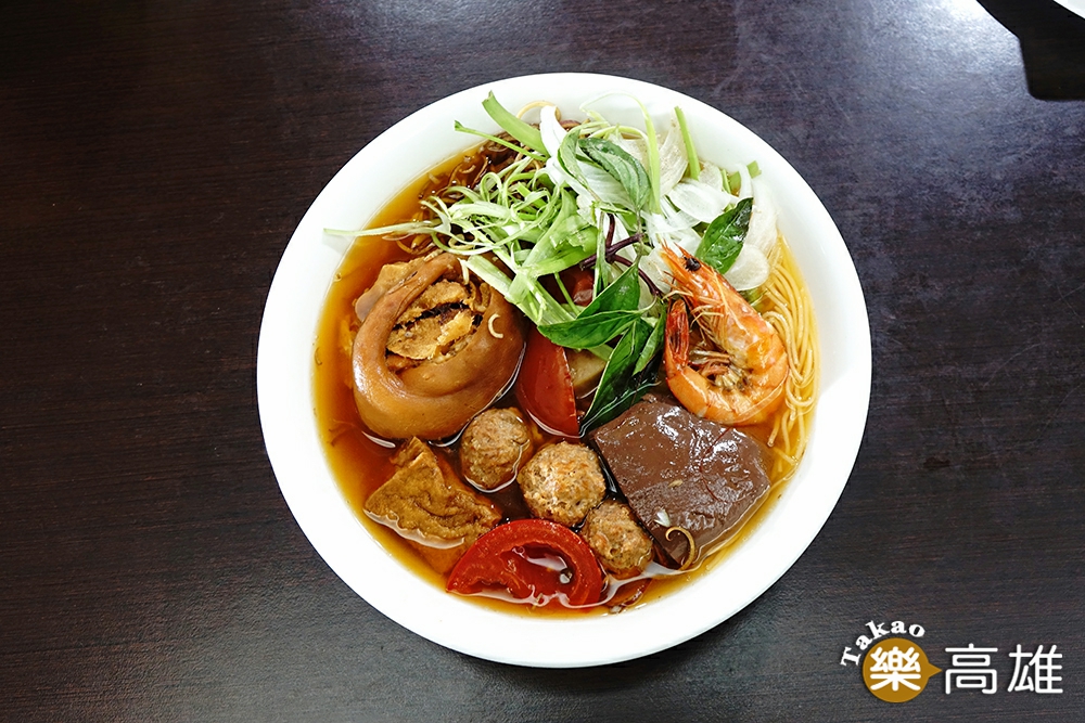 蟹米麵在越南是一道家常菜色的蟹膏湯米線，老闆增加鴨血、豬腳、肉丸、蝦子、豆腐等配料超澎湃。（攝影/曾信耀）