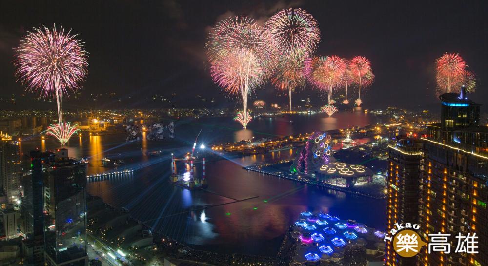 別於以往，高雄2021跨百光年煙火秀，採繞港方式呈現，點亮港灣特有文化。（攝影/黃敬文）