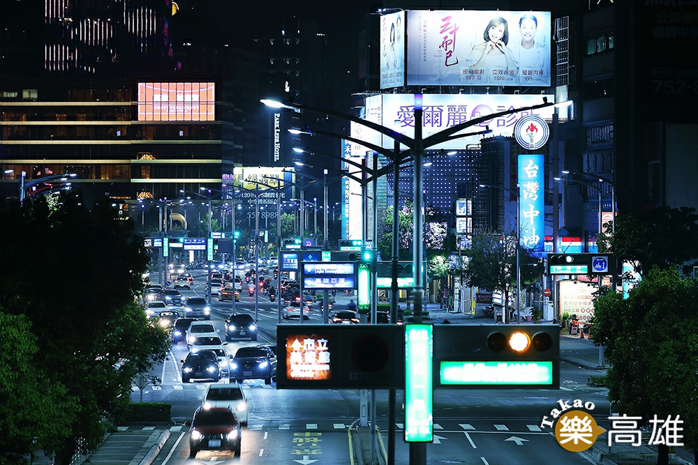 路口智能路燈結合號誌燈牌一體成型，未來還將導入環境感測等功能。（攝影/Carter）