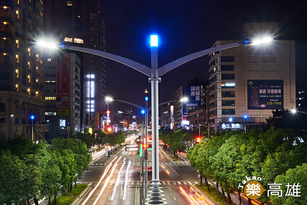 流線造型的路燈擁有節能省電、低毀損、美化市容的效果。（攝影/李曉萍）