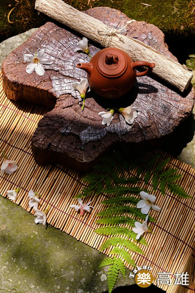 以月桃、山棕等部落常使用的植物設計茶席，融入布農族文化與自然氛圍。（攝影/林衍億）