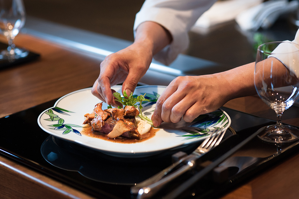 餐盤由日本知名「有田燒」中最具歷史的「源右衛門窯」純手工燒製，透過餐具寓意了台灣與日本飲食藝術上的合作，饕客在品味入口即化的和牛之前，可別忘了細細端詳。（圖片提供/Ukai-tei）