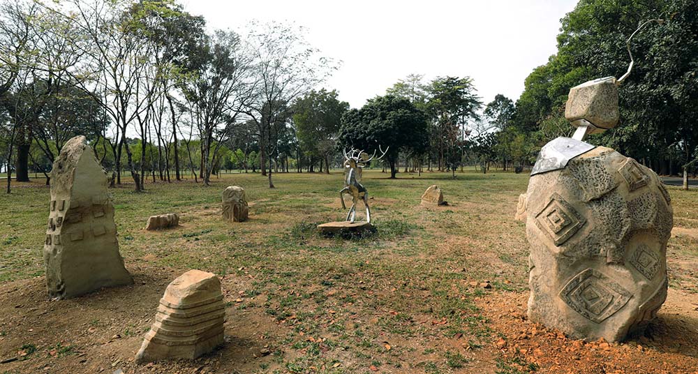 台灣當代原民藝術家雷恩創作大地之心，結合石頭圖騰象徵人類古老文明的雕刻，與其鋼雕「鹿」的生命力量，傳遞人類與自然的共生共融，相互依存。（圖片提供：茂林國家風景區管理處）