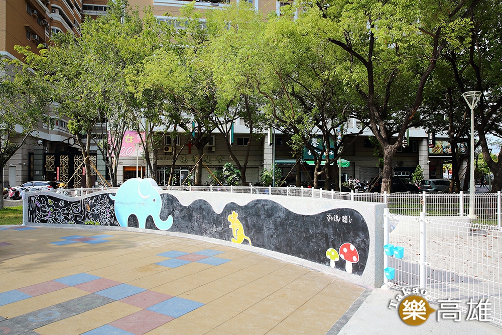 可愛動物嘉年華彩繪的塗鴉牆，讓孩子們手持粉筆盡情揮灑想像，塗鴉牆背面結合沙坑設置戲沙管，以不同的遊戲方式，觸發孩子的創意潛力。（攝影/Carter）