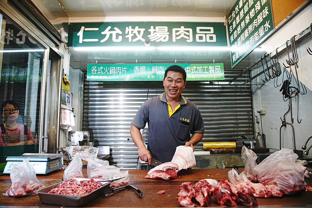 仁允牧場在九曲堂公有市場裡的豬肉舖。