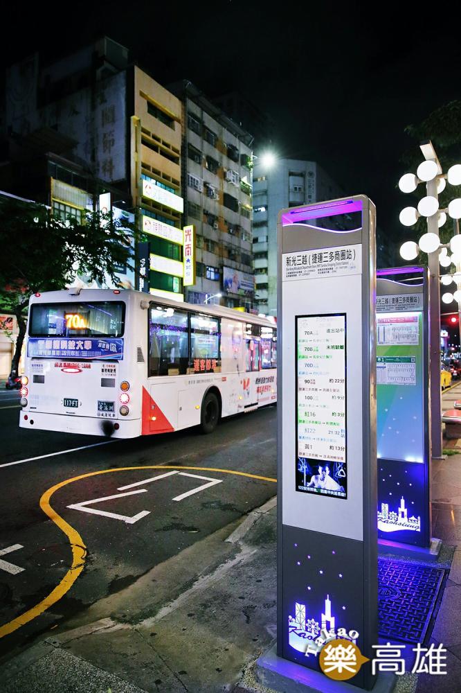 部分新型站牌加設LED及LCD螢幕，不但可顯示公車動態資訊，還能夠播放市政行銷宣導影片。（攝影/Carter）