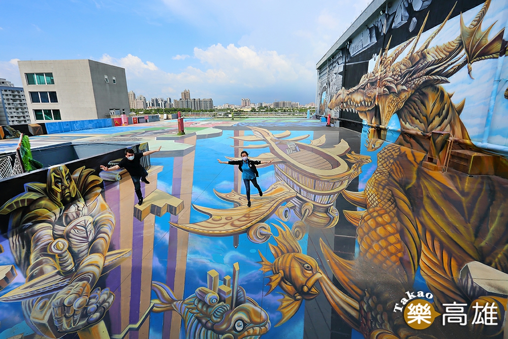 天空之城位於詩舒曼蠶絲文化園區頂樓，號稱擁有全臺最大規模的3D立體彩繪。新登場的飛船與金色飛龍，帶領遊客走入時空之城的冒險。（攝影/Carter）