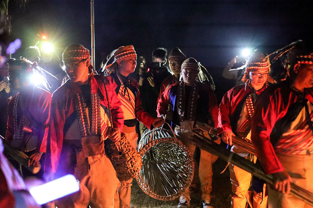 天還未亮，卡那卡那富族即前往楠梓仙溪河畔舉行河祭，感謝河川賜予漁獲豐收。（圖片提供/高雄市立歷史博物館）