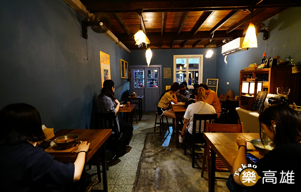 傳承整修外公的老房子，與咖啡館共用空間，詩晴不在乎翻桌率，鼓勵客人慢慢吃麵、慢慢喝咖啡。（攝影/Cindy Lee）