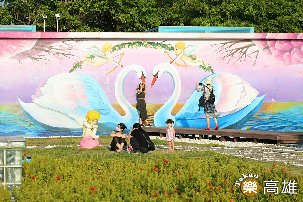 彌陀南寮漁港曾經獲選為「情定今生」十大魅力漁港，因此海岸光廊也設置許多象徵愛情的裝置作品及彩繪。(攝影/Carter)