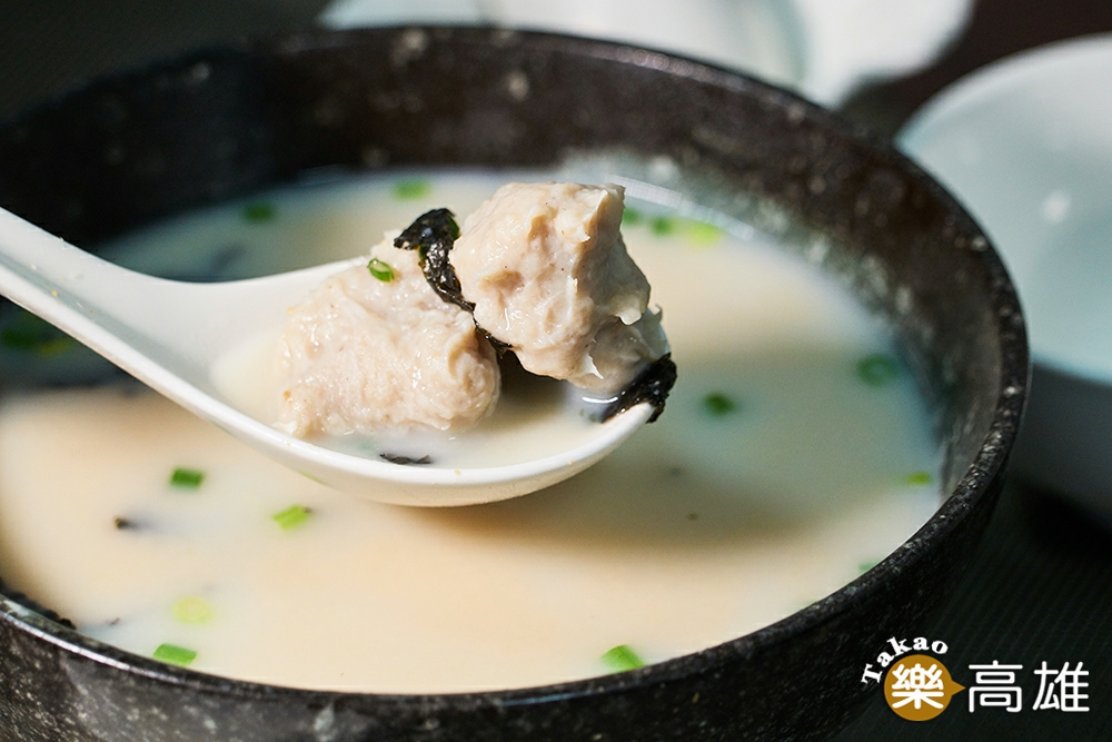 旗魚丸湯使用新鮮魚漿現做魚丸，搭配魚骨熬煮的清爽味增湯，濃縮成一碗來自東港的禮讚。(攝影/Cindy Lee)