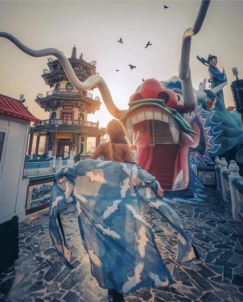 龍虎塔是許多國外攝影師的指定拍攝地點，林倩也多次以該區廟宇為背景，拍攝不同主題的照片。(圖片提供/林倩)