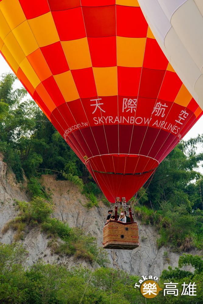 許多民眾都是第一次搭乘熱氣球，飛上天際將周邊景觀盡收眼底，感覺十分新鮮過癮。(攝影/黃敬文)
