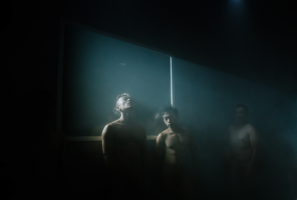 周東彥執導的《霧中》探索男同志情慾，以全息式VR體驗潛入蒸氣瀰漫的三溫暖，看見不一樣的感官新世界。(圖片提供/高市府文化局)