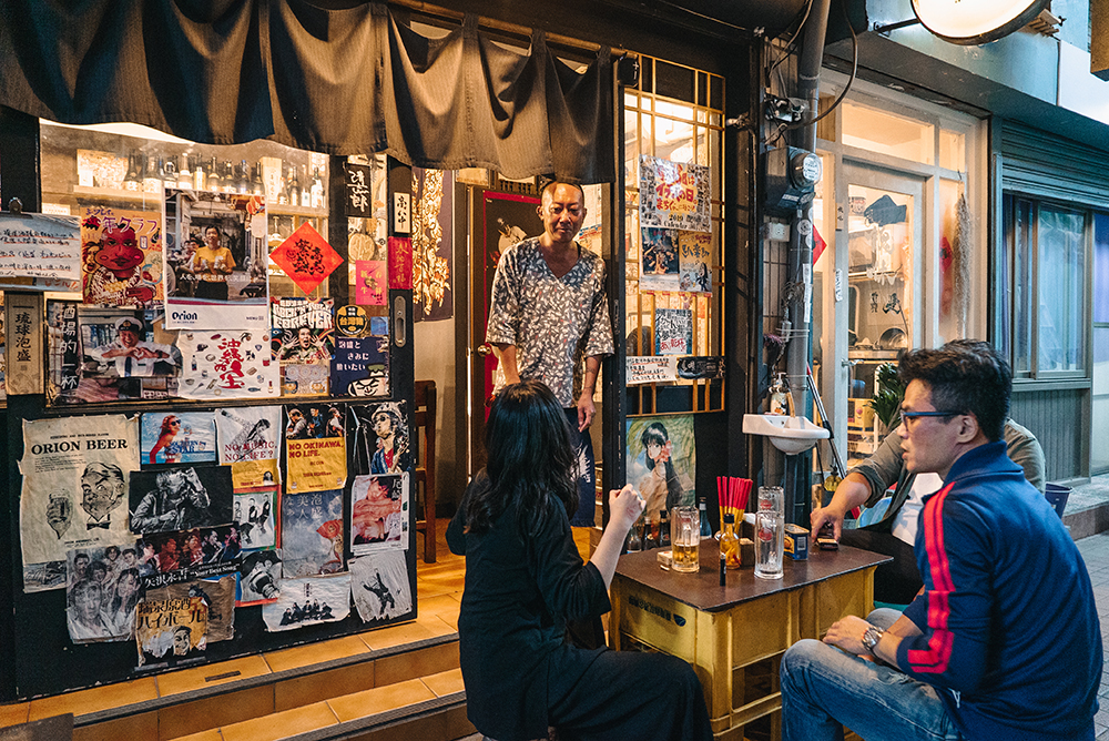 老闆阿龍本身是個搖滾樂迷，小店以日本搖滾大師忌野清志郎命名，門口也貼滿搖滾樂海報。(圖片提供/洪立)