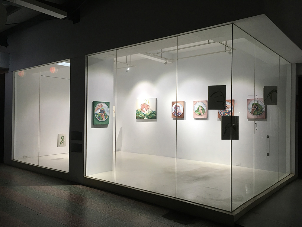 獨立櫥窗通透明凈，是前衛的藝術實驗場，也代表老鹽埕正在發生的各種可能。(圖片提供/鹽埕黑白切)
