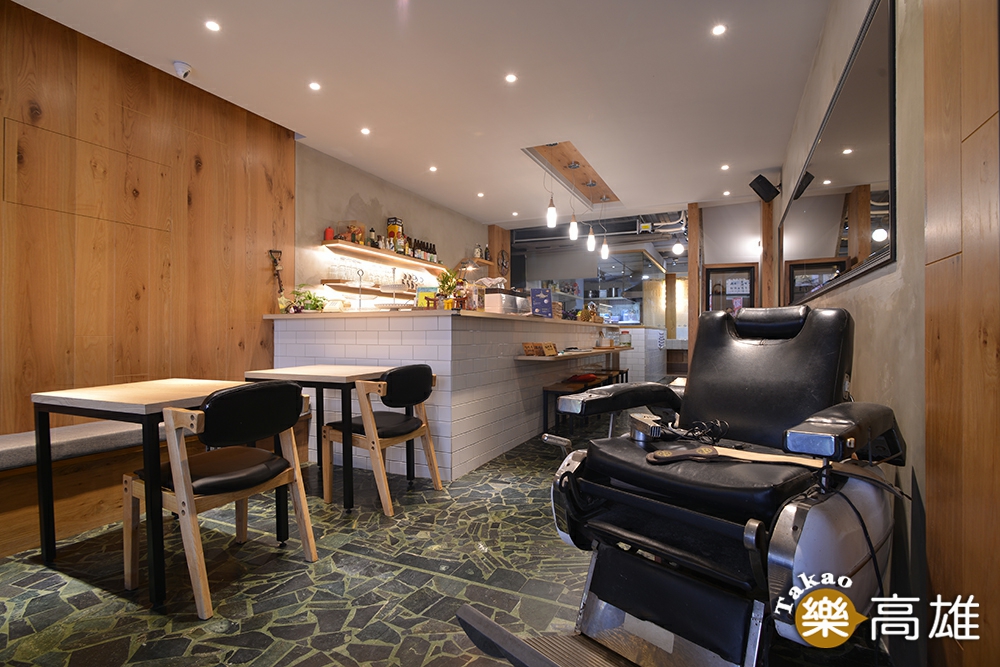 舊時理髮椅、墨綠大理石地板、搭配小清新白瓷磚吧台，在過去的生活紋理中注入新風格。(圖片提供/MOOK)