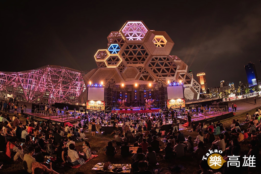 2022高雄跨年晚會，以音樂盛會為2022年台灣燈會暖身，在後疫情時代打開世界之窗。兩大舞台於駁二蓬萊商港區，以及高雄流行音樂中心同步舉行。(圖片提供/高雄市政府新聞局)
