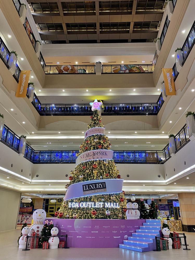 義大世界購物中心館內精心準備了華麗的大型室內聖誕樹，館外的聖誕布置繽紛浪漫。(圖片提供/義大開發(股)公司)