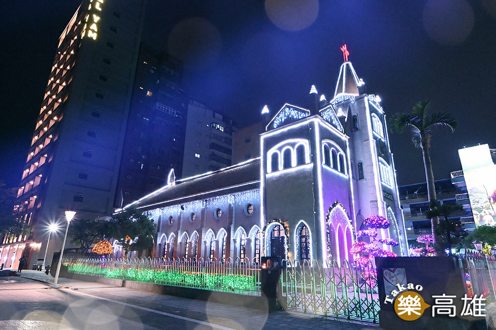 將近百年歷史的鹽埕教會，燦爛的燈影照耀歐風教會建築，散發獨特的浪漫氣息。(攝影/Carter)