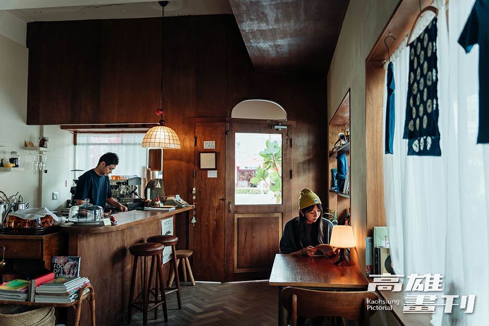 鶴宮寓一樓咖啡空間「龜時間」，使用南臺灣在地小農栽種的有機蔬果烹調季節餐點，甜點也講究低糖天然，友善環境。(圖片提供/MOOK）