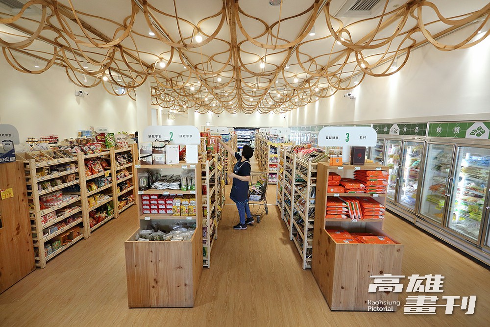 「未來超市」天花板的杉木飾板相當吸睛，以客家編織技藝詮釋「斗笠」，從側面看則是「果實」的意象。(攝影/Carter)
