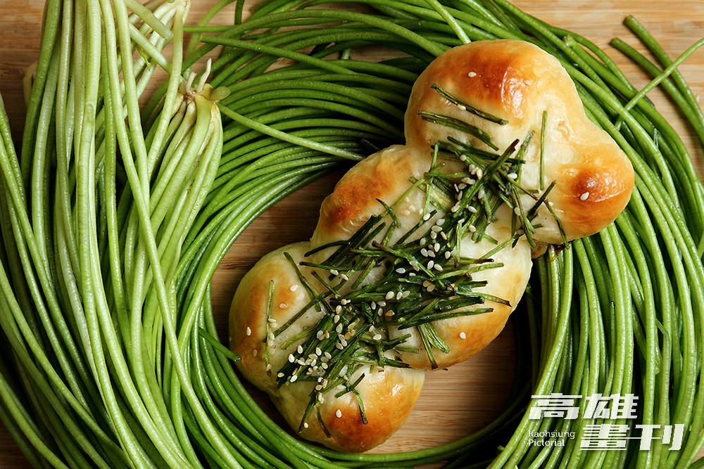 獨特的野蓮麵包靈感來自傳統蔥麵包，以野蓮取代蔥花，加入味增調味，是少見的奶蛋素鹹麵包。(攝影/Carter)