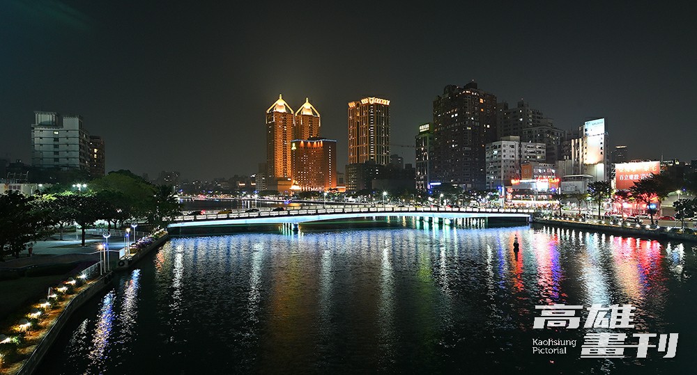 愛河燈區橋梁燈光與水岸光環境相互輝映、光點成河，開創智慧城市燈光美學新概念，打造最具魅力的港都光影表情。 (攝影/Carter)
