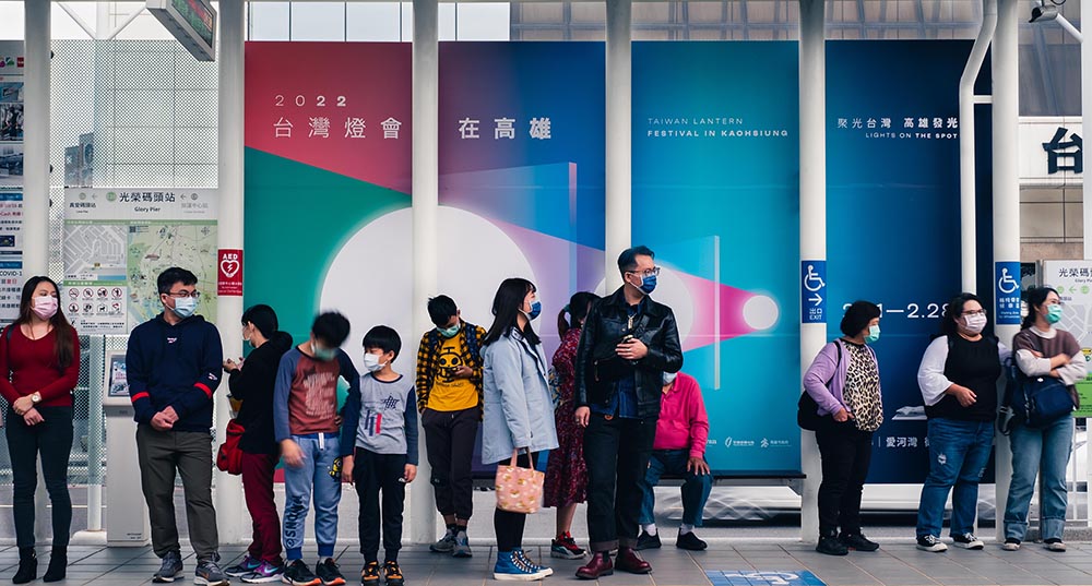 2022台灣燈會主視覺於輕軌站綻放。 (圖片提供/高雄市文化局)