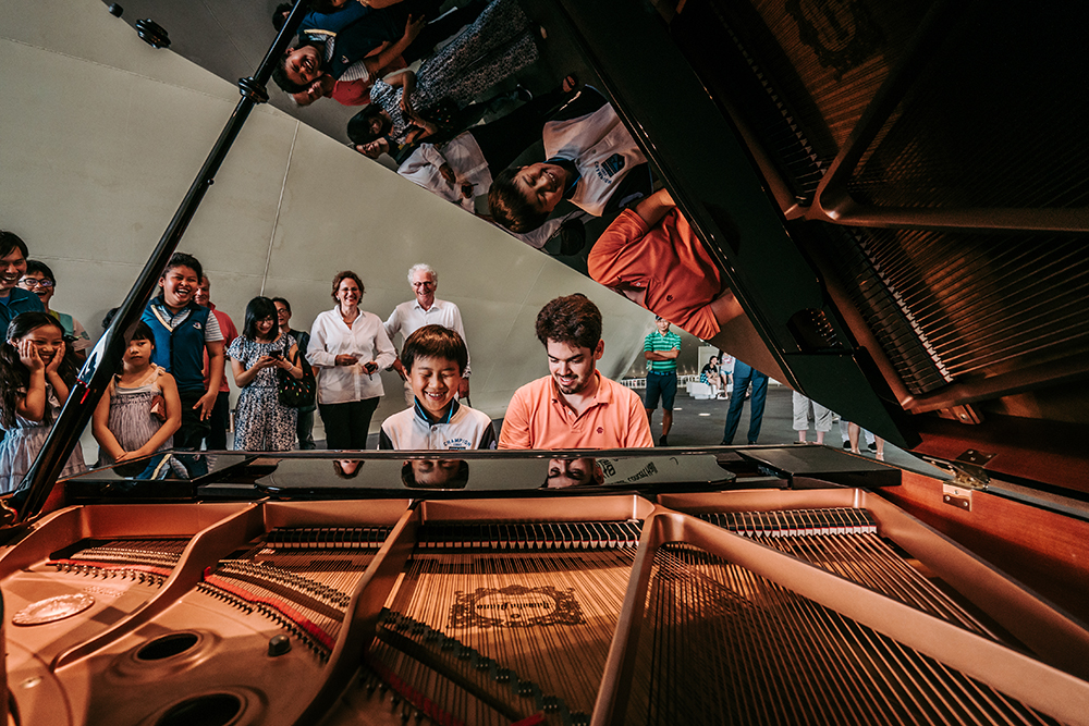 創團百年的歐洲「鹿特丹愛樂管絃樂團」，於2019年到衛武營國家藝術文化中心演出，音樂會前在公共鋼琴快閃即興表演。(圖片提供/衛武營國家藝術文化中心 )