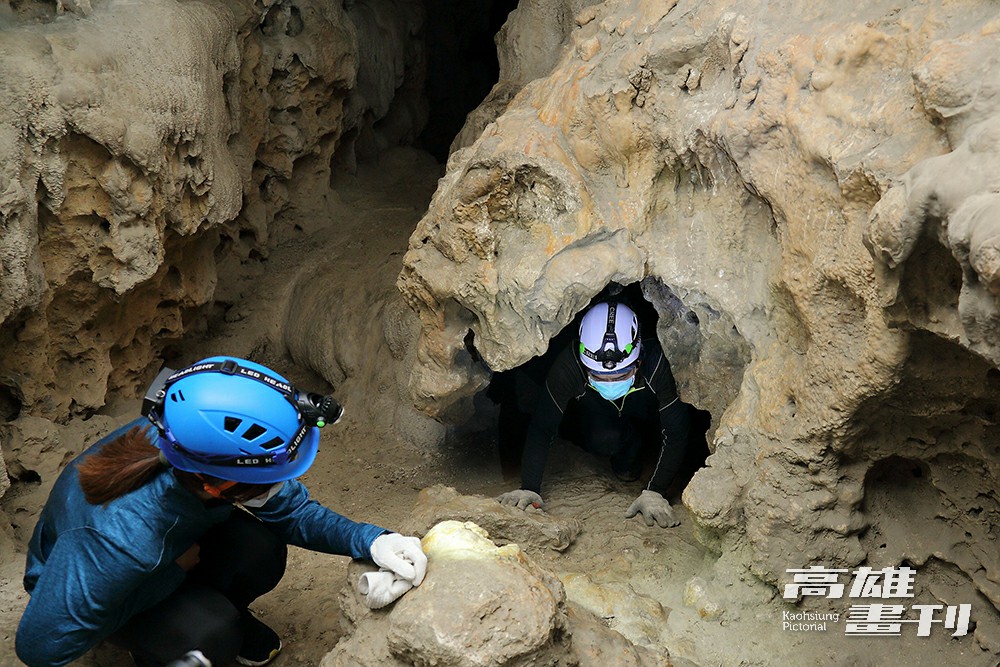 跟隨巡守員指引匍匐爬行進入石灰岩洞，好玩又刺激。(攝影/Carter)