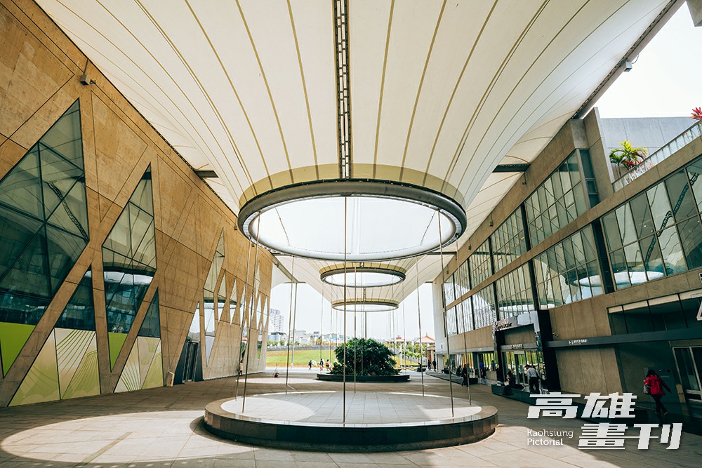 大東文化藝術中心頂棚設計有如準備起飛的熱氣球，搭配清水模與玻璃帷幕建築體，創造奇幻繽紛的視覺。(圖片提供/MOOK)