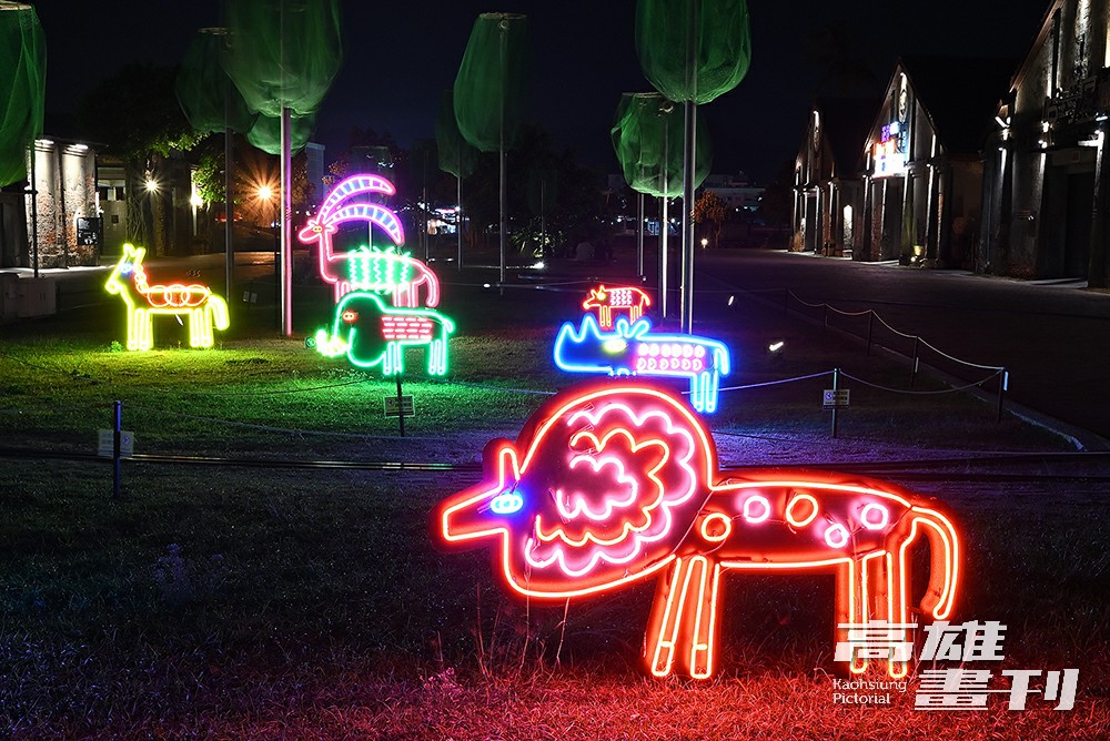 位於愛河灣的作品《霓光動物園》，利用霓虹燈管做出如彩虹般色彩鮮艷、奇幻童趣的動物。(攝影/Carter)