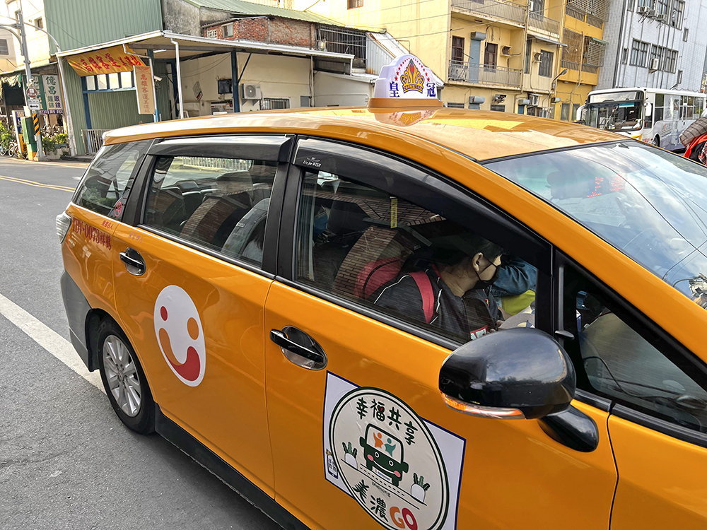 在車身貼上「幸福共享 美濃GO！」車貼，供乘客方便辨識。(圖片提供/高雄市政府交通局)