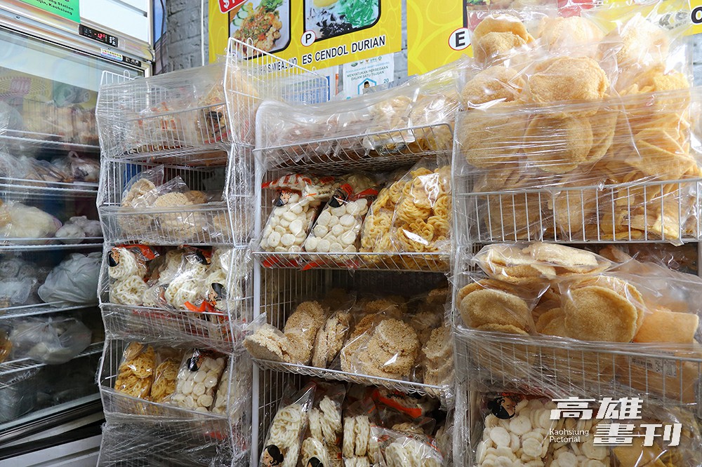 商店裡必見的印尼蝦餅，來自印尼不同地點有著不同口味，有魚肉蝦餅、木薯蝦餅、綠豆蝦餅、苦蝦餅、辣蝦餅等，配上印尼辣椒醬或印尼甜醬油最對味。(攝影/Carter)