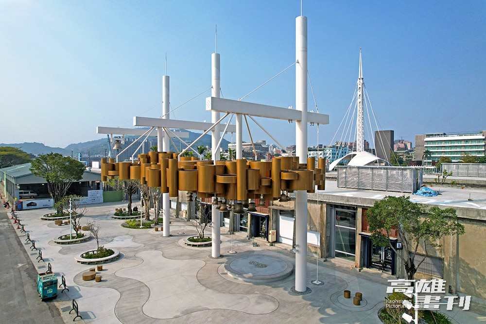 公共藝術「大港迴聲」重現高雄港50年代香蕉碼頭起重機吊起盛裝香蕉竹簍的歷史意象，是大港倉拍照打卡的人氣景點。(攝影/曾信耀)