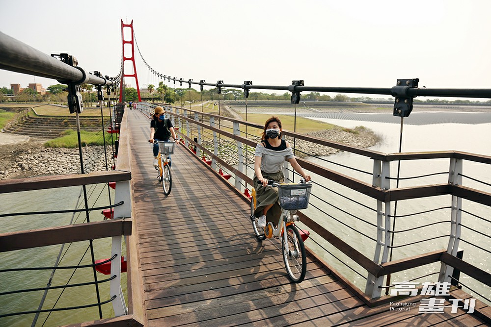 騎自行車經過吊橋，飽覽秀麗山水風光。(攝影/Carter)