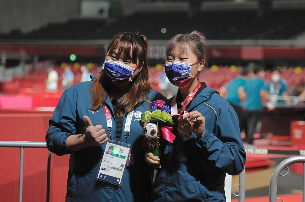 2020東京帕拉林匹克運動會(因疫情延後至2021年舉辦)，田曉雯（右）奪下首面銅牌後開心與蔡貴蘭（左）教練合影。(圖片提供/蔡貴蘭老師)